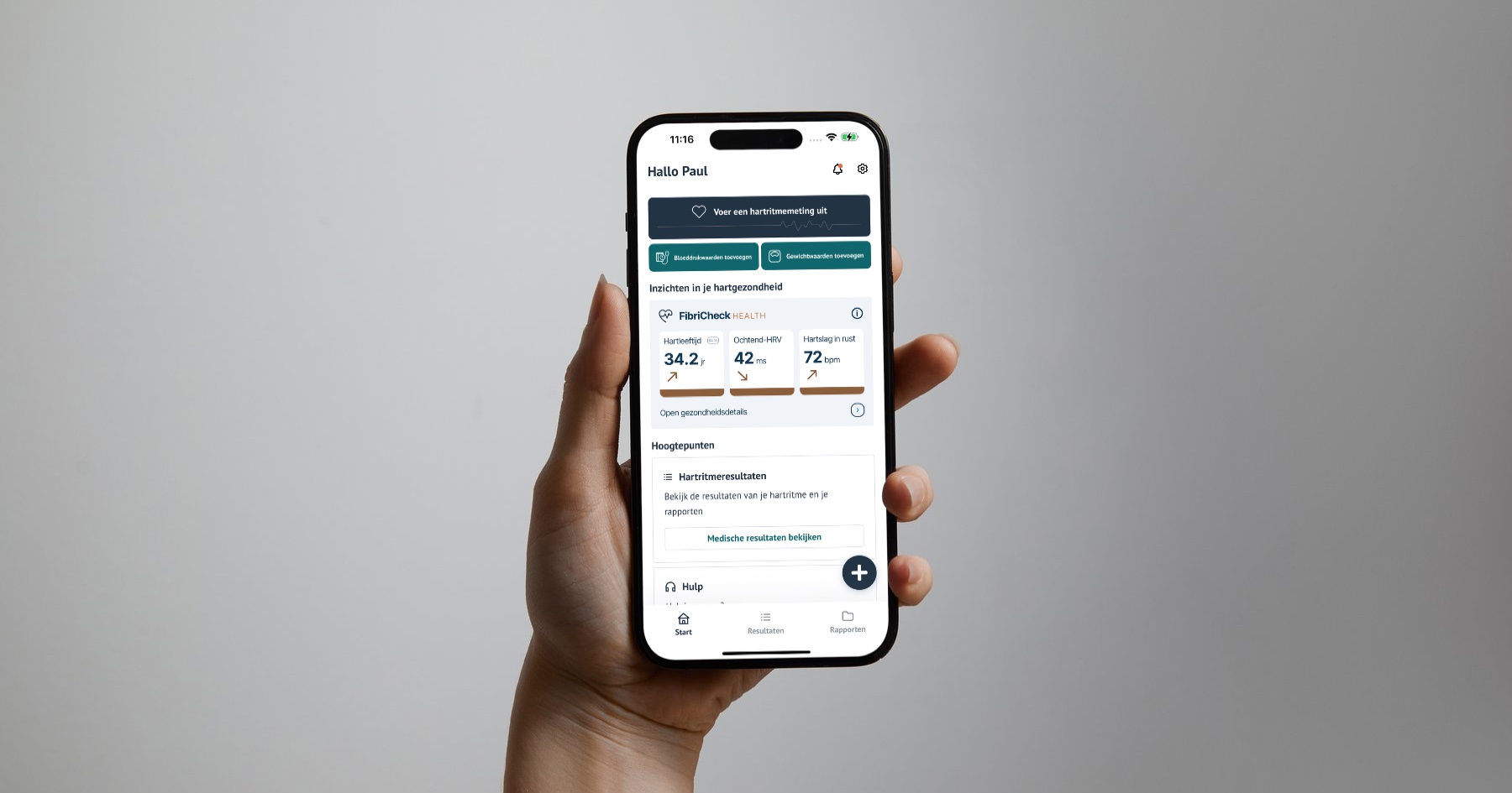 Een hand houdt een telefoon vast met het startscherm van FibriCheck open, met de knop 'Voer een hartritmemeting uit' en de inzichten in je hartgezondheid: een hartleeftijd van 34,2 jaar, een ochtend-HRV van 42 ms en een hartslag in rust van 72 bpm.